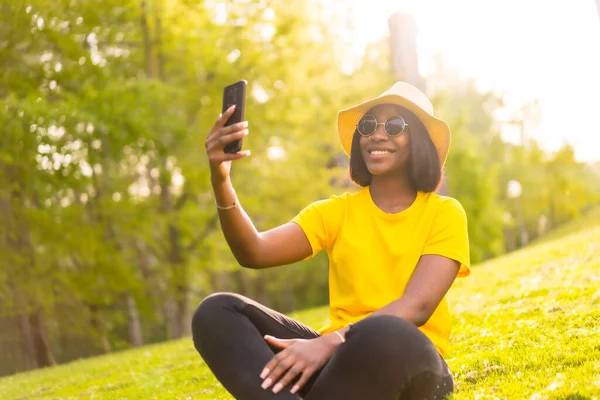 Naturens Skönhet Ung Svart Kvinna Fånga Ögonblicket Med Selfie — Stockfoto