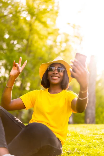 Äventyr Väntar Ung Svart Turist Kvinna Knäppa Selfie Skogen — Stockfoto