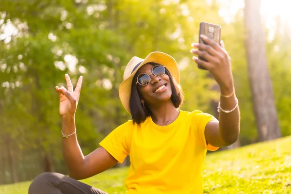 Mot Kameran African American Tourist Selfie Skogen — Stockfoto