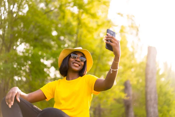 Zlatá Hodina Afroameričanka Turistka Selfie Při Západu Slunce — Stock fotografie