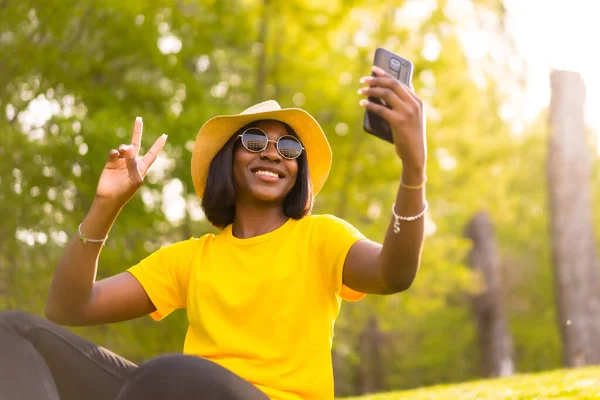 Διασκέδαση Στο Δάσος Μαύρη Γυναίκα Tourist Capturing Moment Selfie — Φωτογραφία Αρχείου