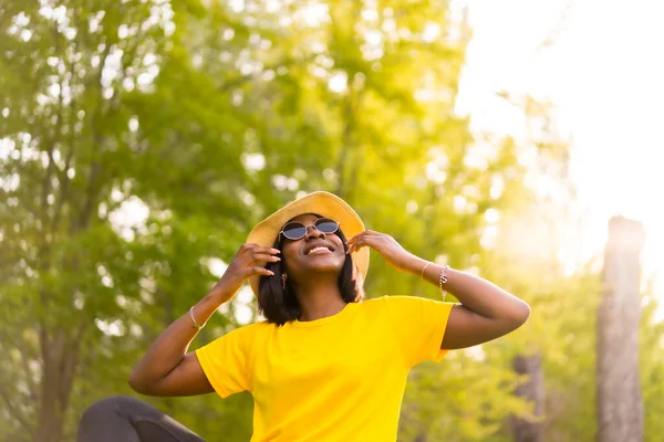 Solkyssta Ögonblick Porträtt Afroamerikansk Kvinnlig Turist Med Hatt Och Solglasögon — Stockfoto