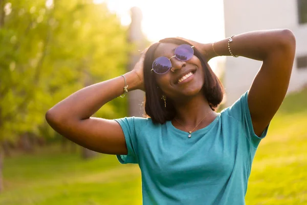 Καλοκαίρι Vibes Lifestyle Πορτρέτο Μιας Μαύρης Γυναίκας Τουρίστριας Γυαλιά Ηλίου — Φωτογραφία Αρχείου