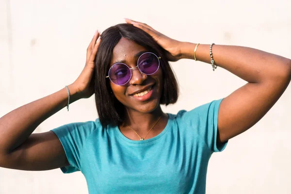 Odkrywanie Nowych Miejsc Young African American Tourist Woman Green Shirt — Zdjęcie stockowe