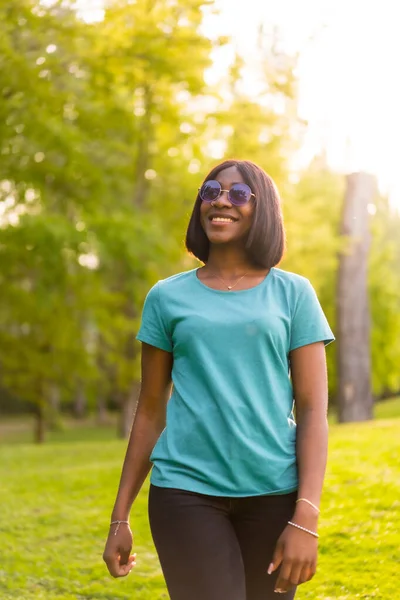 Lugnt Escape Livsstil Porträtt Afroamerikansk Kvinnlig Turist Med Solglasögon Skogen — Stockfoto