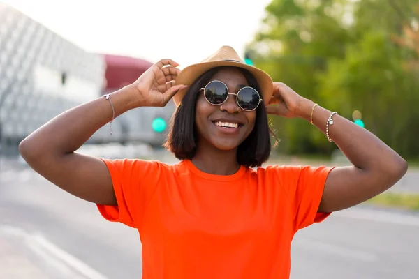 Καλοκαίρι Vibes Νεαρή Μαύρη Γυναίκα Τουρίστρια Πράσινο Shirt Και Γυαλιά — Φωτογραφία Αρχείου