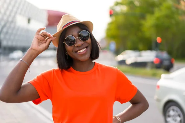 Νεαρή Μαύρη Τουρίστρια Πορτοκαλί Shirt Και Γυαλιά Ηλίου Που Απολαμβάνει — Φωτογραφία Αρχείου