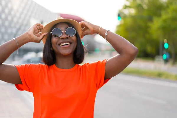 Νεαρή Μαύρη Τουρίστρια Πορτοκαλί Shirt Και Γυαλιά Ηλίου Που Απολαμβάνει — Φωτογραφία Αρχείου