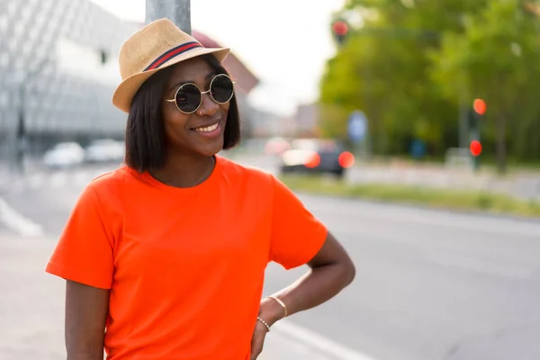 Καλοκαιρινή Διασκέδαση Νεαρή Μαύρη Γυναίκα Γυαλιά Ηλίου Και Καπέλο Πορτοκαλί — Φωτογραφία Αρχείου