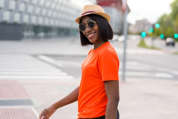 Νεαρή Μαύρη Τουρίστρια Πορτοκαλί Shirt Και Γυαλιά Ηλίου Ποζάρει Για — Φωτογραφία Αρχείου