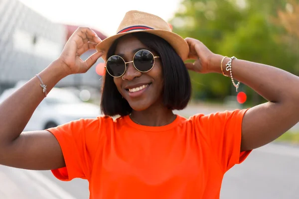 Πορτρέτο Της Νεαρής Μαύρης Γυναίκας Γυαλιά Ηλίου Και Καπέλο Πορτοκαλί — Φωτογραφία Αρχείου