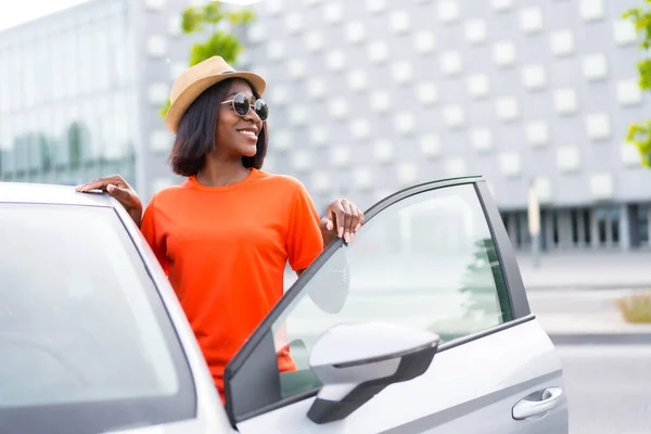 Adventures City Black Woman Sunglasses Orange Shirt Getting Car — Stock Photo, Image