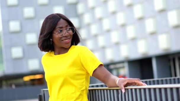 Yellow Effect Стиль Чернокожей Женщины Smile Brighten City — стоковое видео