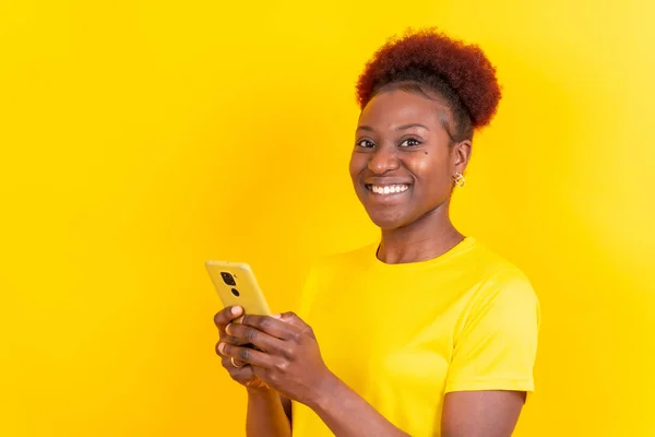 Νεαρή Αφροαμερικανή Γυναίκα Απομονωμένη Κίτρινο Φόντο Χαμογελώντας Κινητό Τηλέφωνο Συνεδρία — Φωτογραφία Αρχείου