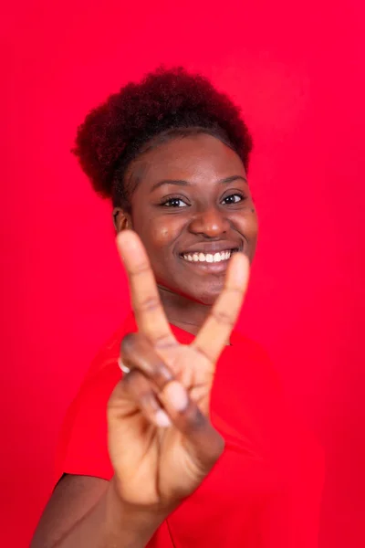 Jeune Femme Afro Américaine Isolée Sur Fond Rouge Souriant Geste — Photo