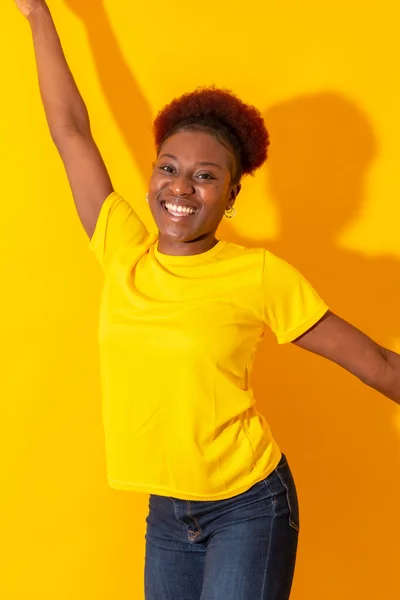 Νεαρή Αφρικάνα Αμερικανίδα Απομονωμένη Κίτρινο Φόντο Χαμογελαστή Και Χορεύτρια Φωτογράφιση — Φωτογραφία Αρχείου