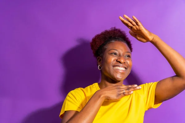 Młoda Afroamerykanka Odizolowana Fioletowym Tle Uśmiechnięta Tańcząca Studio Shoot — Zdjęcie stockowe