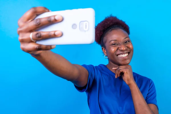 Νεαρή Αφροαμερικάνα Απομονωμένη Μπλε Φόντο Χαμογελώντας Και Βγάζοντας Σέλφι Φωτογράφιση — Φωτογραφία Αρχείου