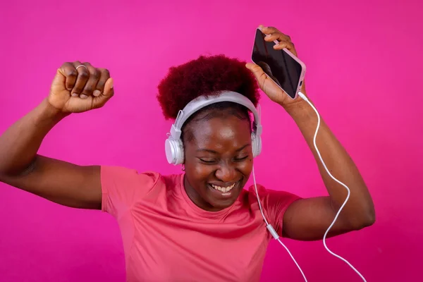 Νεαρή Αφροαμερικανή Γυναίκα Απομονωμένη Ροζ Φόντο Ακουστικά Χορεύουν Φωτογράφιση Στούντιο — Φωτογραφία Αρχείου