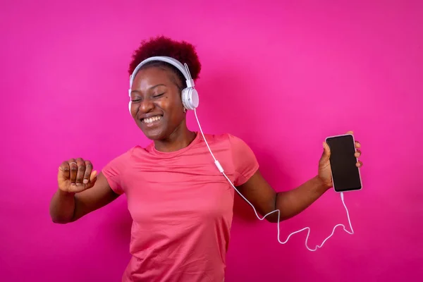 Νεαρή Αφροαμερικανή Γυναίκα Απομονωμένη Ροζ Φόντο Ακουστικά Χορεύουν Φωτογράφιση Στούντιο — Φωτογραφία Αρχείου