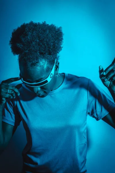 Mladá Afroameričanka Izolovaná Modrém Pozadí Futuristickými Brýlemi Studio Natáčení Budoucí — Stock fotografie