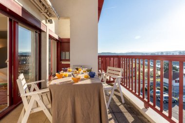 Bir yaz sabahı terasta kahvaltı, sağlıklı bir kahvaltı.