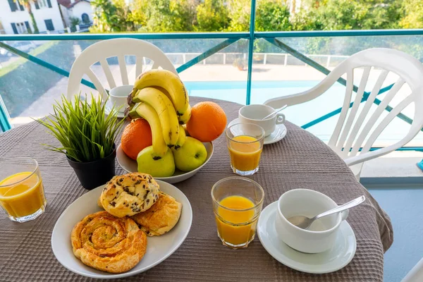 Завтрак Террасе Одним Летним Утром Здоровый Завтрак Фруктами Соками Curasans — стоковое фото