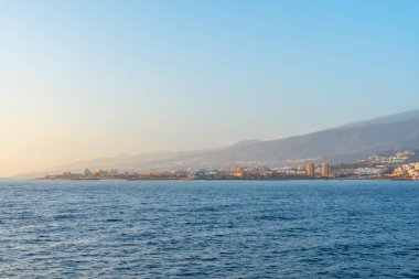 Hierro ya da La Gomera 'ya giden Tenerife feribotu. Los Cristianos teknesinden ve Tenerife adasından görüntü