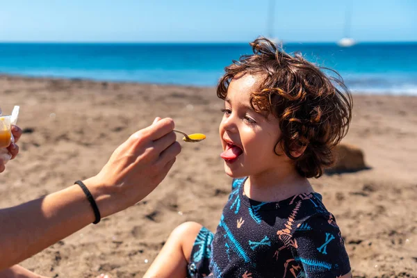 Matka Daje Synowi Czyste Jedzenie Latem Plaży Jedzenie Warzyw Dobre — Zdjęcie stockowe