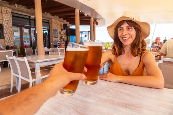 Cita Con Novia Brindando Con Cerveza Restaurante Atardecer Verano Junto — Foto de Stock