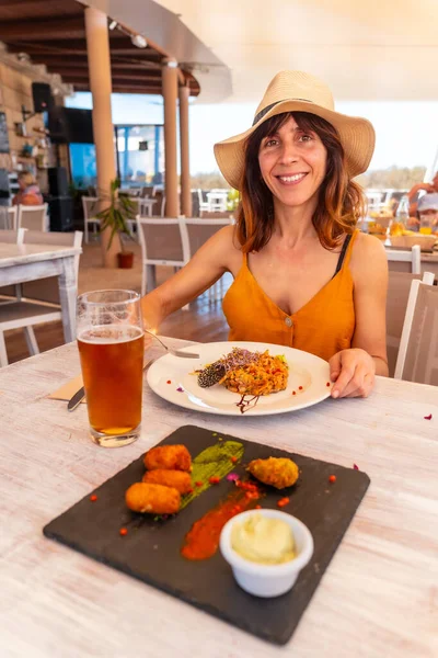 Cita Con Novia Restaurante Cenando Playa Vacaciones Atardecer Comiendo Mariscos — Foto de Stock