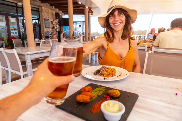 Cita Con Novia Restaurante Cenando Playa Vacaciones Atardecer Comiendo Mariscos — Foto de Stock
