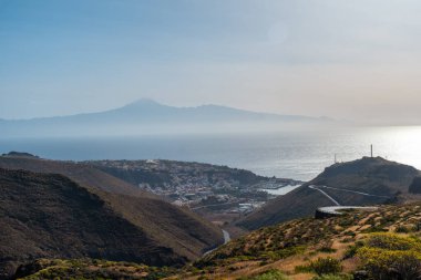 Kanarya Adaları, La Gomera 'daki dağın tepesinden San Sebastian de la Gomera manzarası
