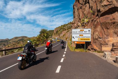 La Gomera, Kanarya Adaları 'ndaki Degollada de Peraza manzaralı dağ yolunda motosiklet yolu