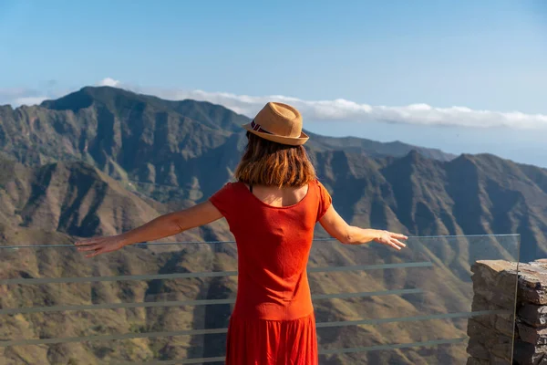 Tunnistamaton Turistinainen Nauttimassa Näkemyksistä Degollada Peraza Näkökulmasta Gomera Kanariansaaret — kuvapankkivalokuva