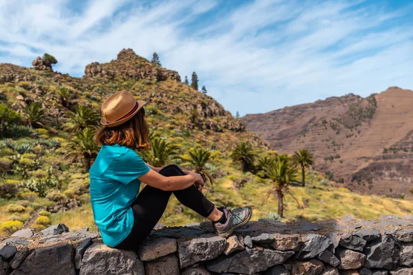 Ένας Νεαρός Τουρίστας Απολαμβάνοντας Θέα Από Την Άποψη Του Palmarejo — Φωτογραφία Αρχείου
