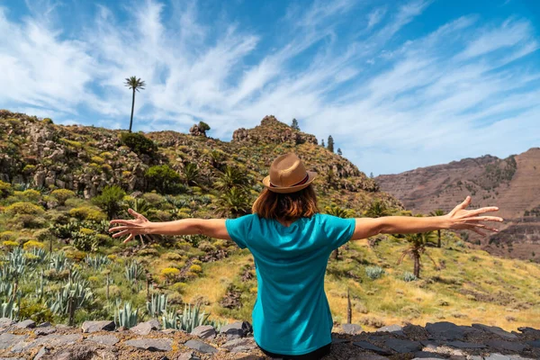Ein Junger Tourist Genießt Die Aussicht Auf Den Aussichtspunkt Palmarejo — Stockfoto