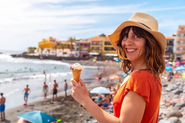 Tourist Woman Smiling Hat Eating Ice Cream Beach Summer Beach — Stock Photo, Image