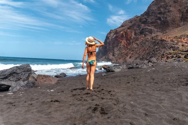 Een Vrouwelijke Toerist Het Zwarte Zandstrand Van Ingles Valle Gran — Stockfoto