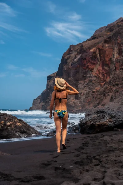 Vrouw Die Geniet Van Vakantie Het Zwarte Vulkanische Zandstrand Van — Stockfoto