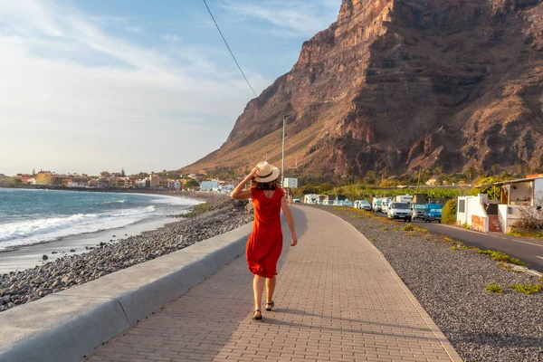Žena Turista Při Západu Slunce Chůze Pláži Města Valle Gran — Stock fotografie