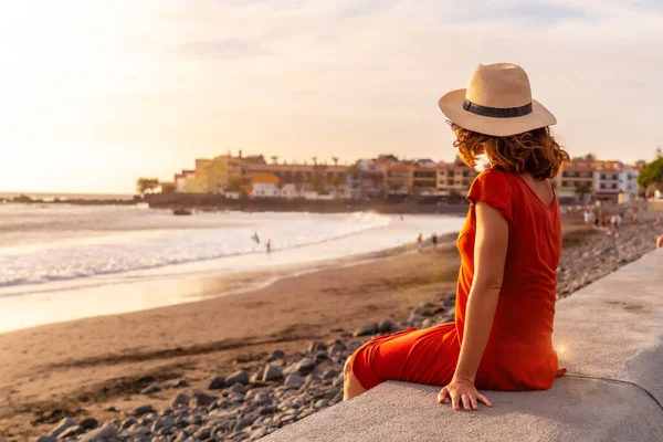 Toeristische Vrouw Bij Zonsondergang Vakantie Het Strand Van Valle Gran — Stockfoto