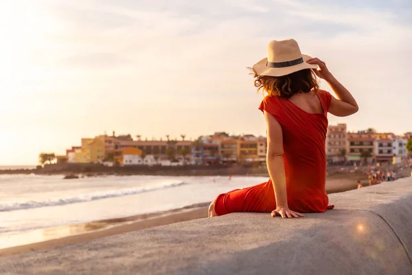 Toeristische Vrouw Met Hoed Bij Zonsondergang Vakantie Het Strand Van — Stockfoto