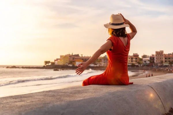 Toeristische Vrouw Bij Zonsondergang Genietend Van Vakantie Het Strand Van — Stockfoto