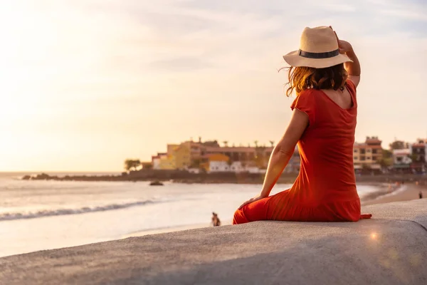Mulher Turística Pôr Sol Desfrutando Férias Praia Valle Gran Rey — Fotografia de Stock