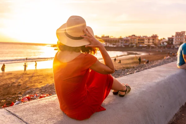 Toeristische Vrouw Bij Zonsondergang Met Een Rode Jurk Vakantie Het — Stockfoto