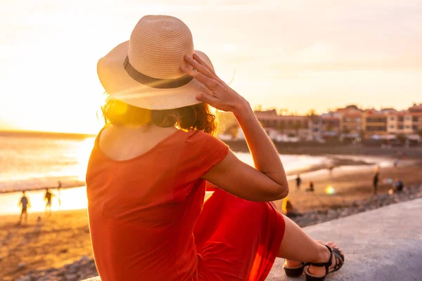 Mulher Turística Pôr Sol Com Vestido Vermelho Férias Praia Valle — Fotografia de Stock