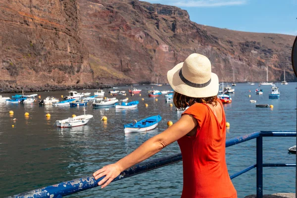 Žena Hledící Pláž Rybářského Přístavu Vesnice Valle Gran Rey Gomera — Stock fotografie