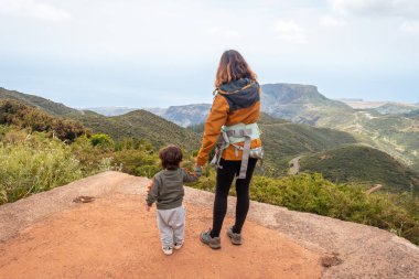La Gomera, Kanarya Adaları 'ndaki Garajonay' ın tepesinden manzaraya bakıyorum.
