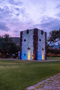 Torre del Conde, Kanarya Adaları, San Sebastian de La Gomera 'da gece aydınlandı..